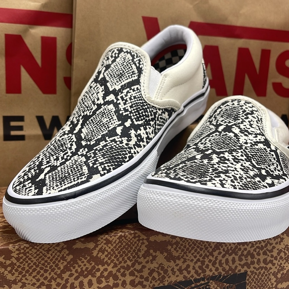 Vans WMNS Skate Slip-On Hockey Skateboards Snake
VN0A5FCA7W1
Sneakers - Picture 5 of 16